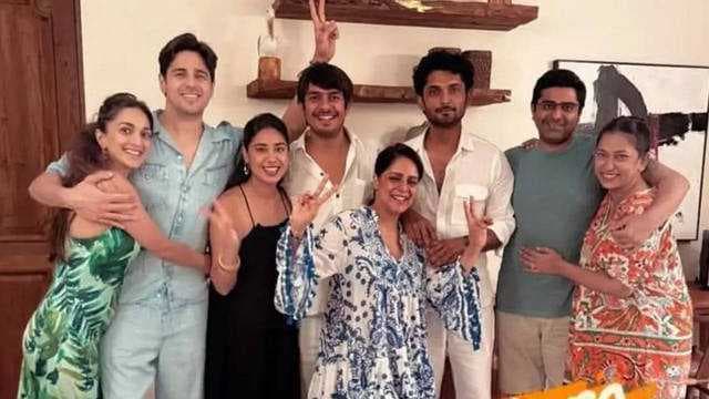 Sidharth Malhotra and Kiara Advani pose happily with friends as they enjoy their vacation in Goa