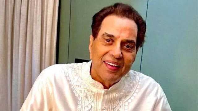 Dharmendra apologises to fans for deleting his 'painful' post, netizen say, 'You missed the opportunity but...'