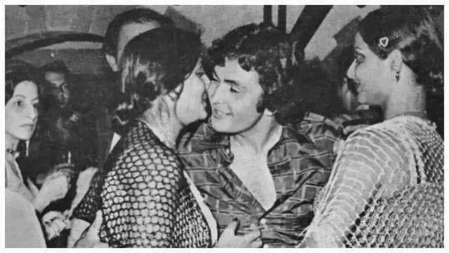 Rekha adorably looks at Rishi Kapoor as Neetu Kapoor gives him a peck on cheek in old UNSEEN photo