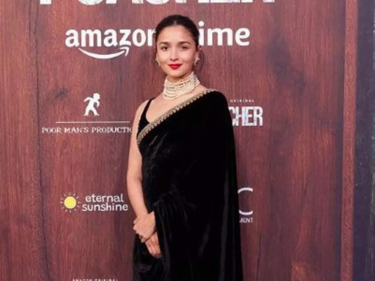 Alia Bhatt's Stunning Appearance in Black Saree at 'Poacher' Screening in London Draws Attention: Exclusive Pictures with Sister Shaheen and Mom!